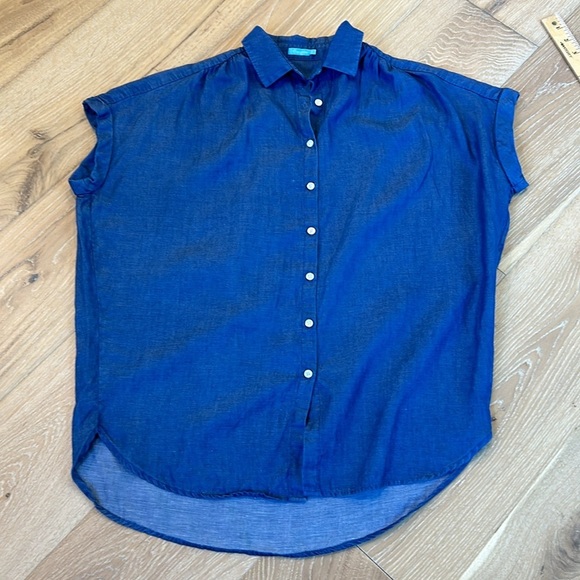 J. McLaughlin Tops - J.McLaughlin Lightweight Denim Blue Sleeveless Womens Top Size Small  Button Up